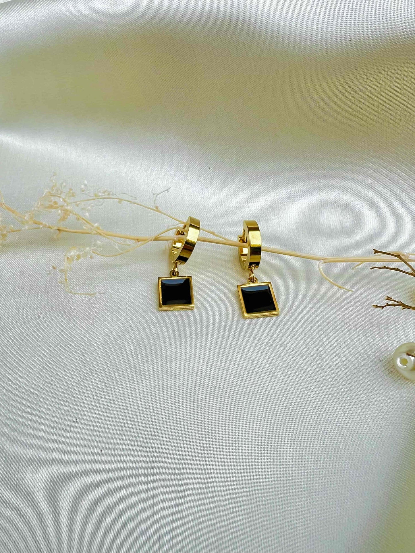 Trendy Black Shell Earring