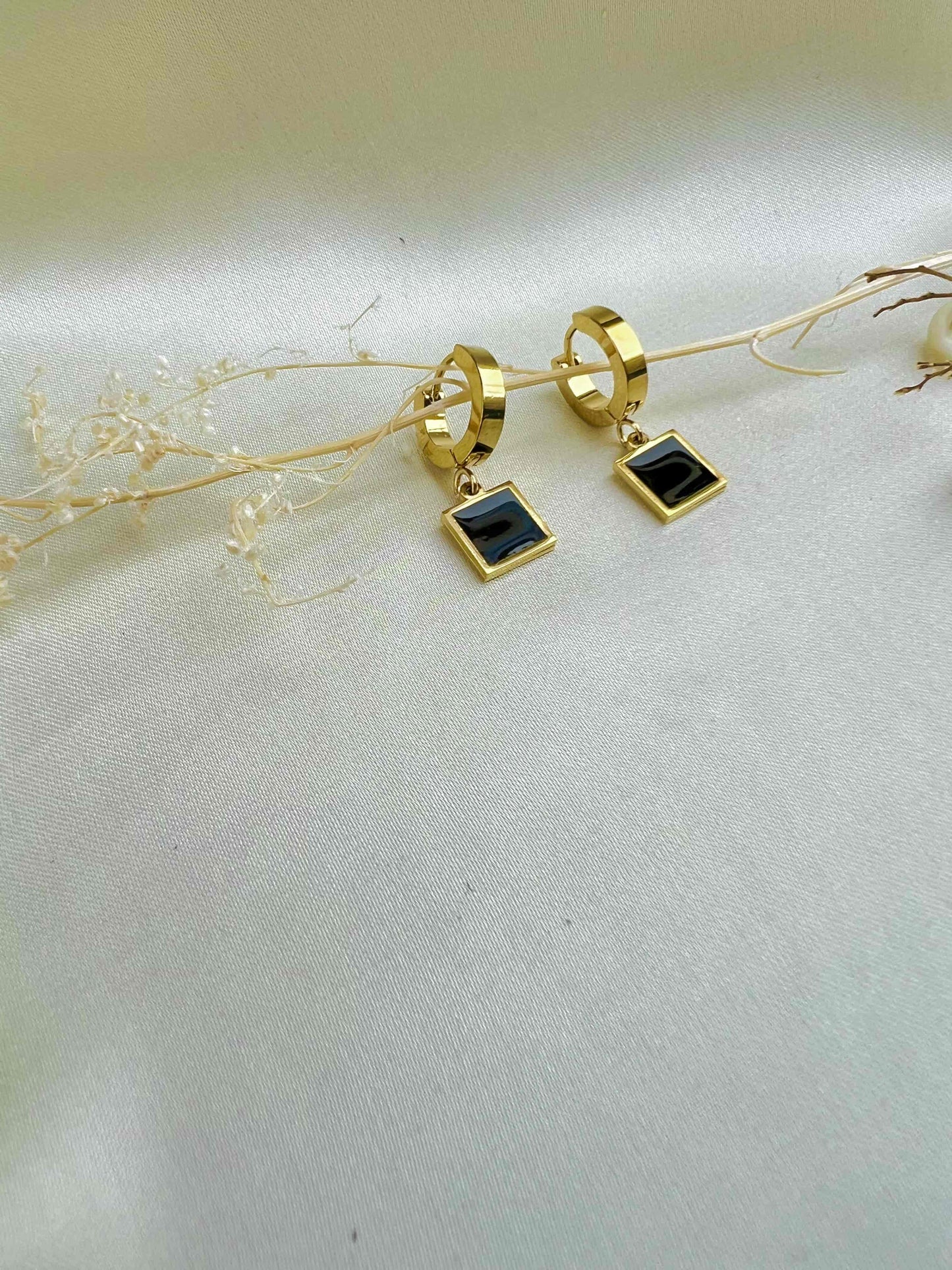 Trendy Black Shell Earring