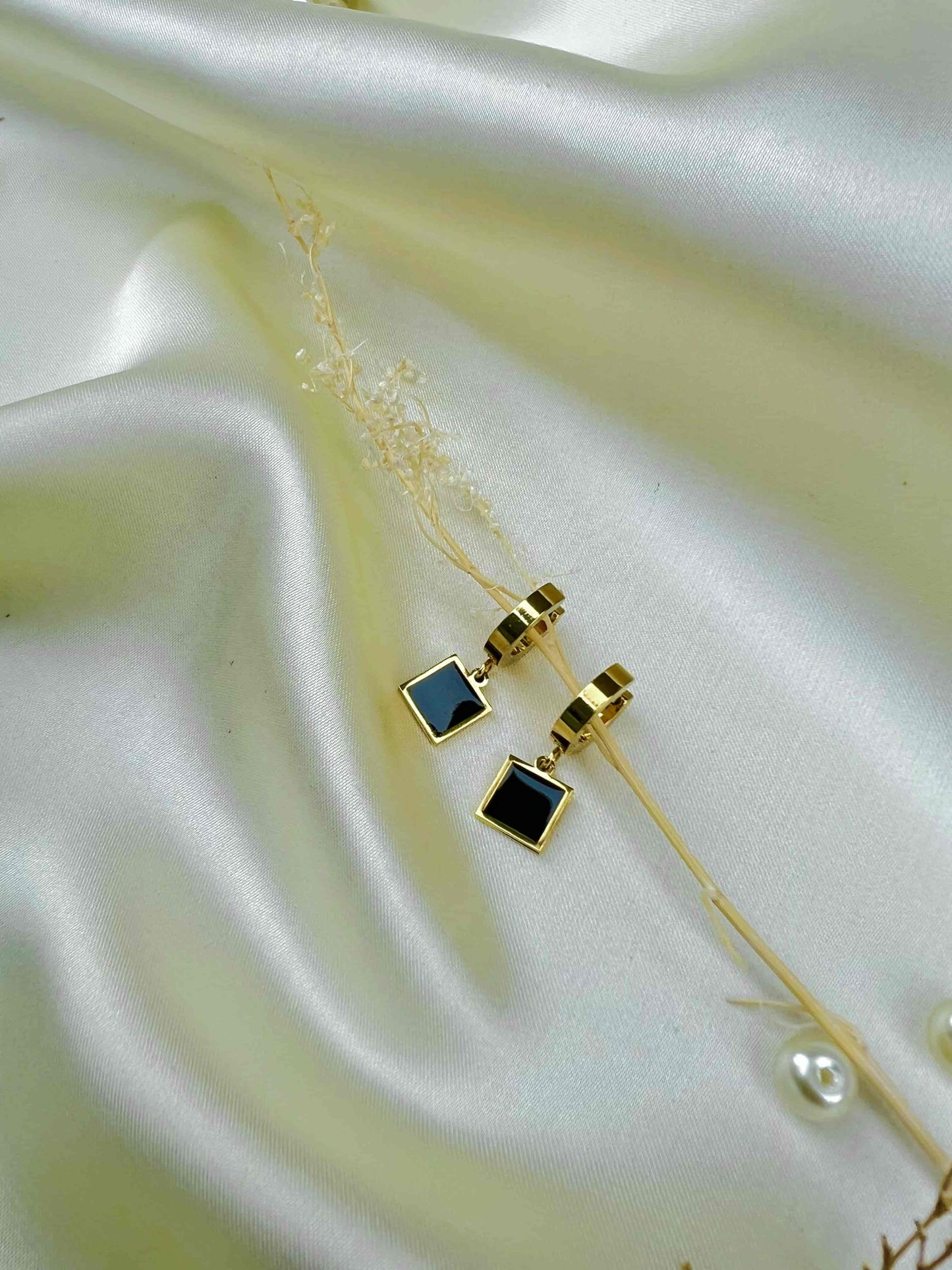 Trendy Black Shell Earring