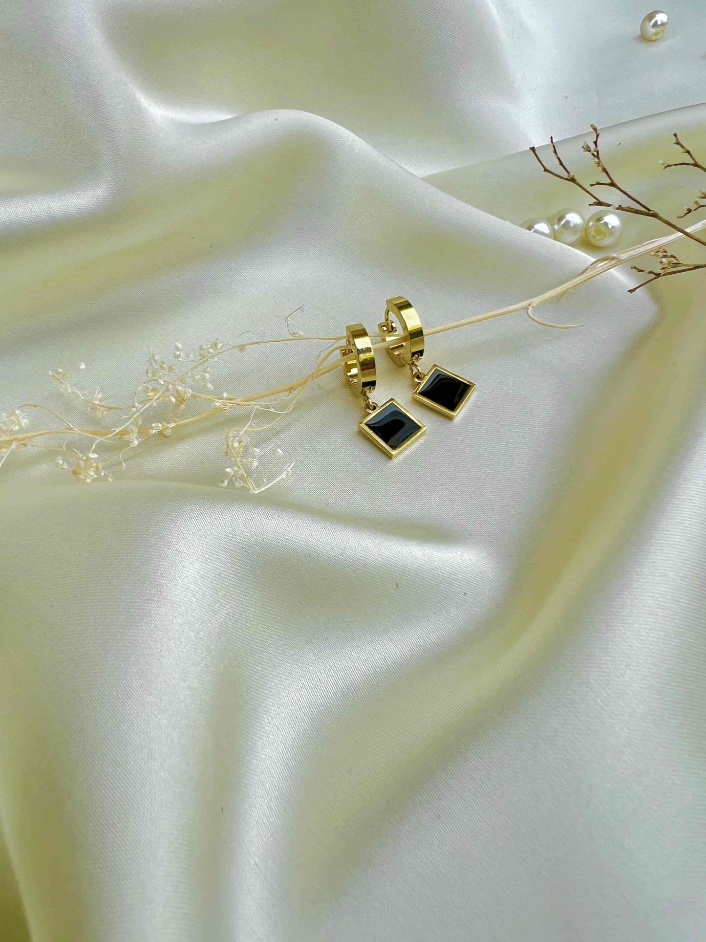 Trendy Black Shell Earring