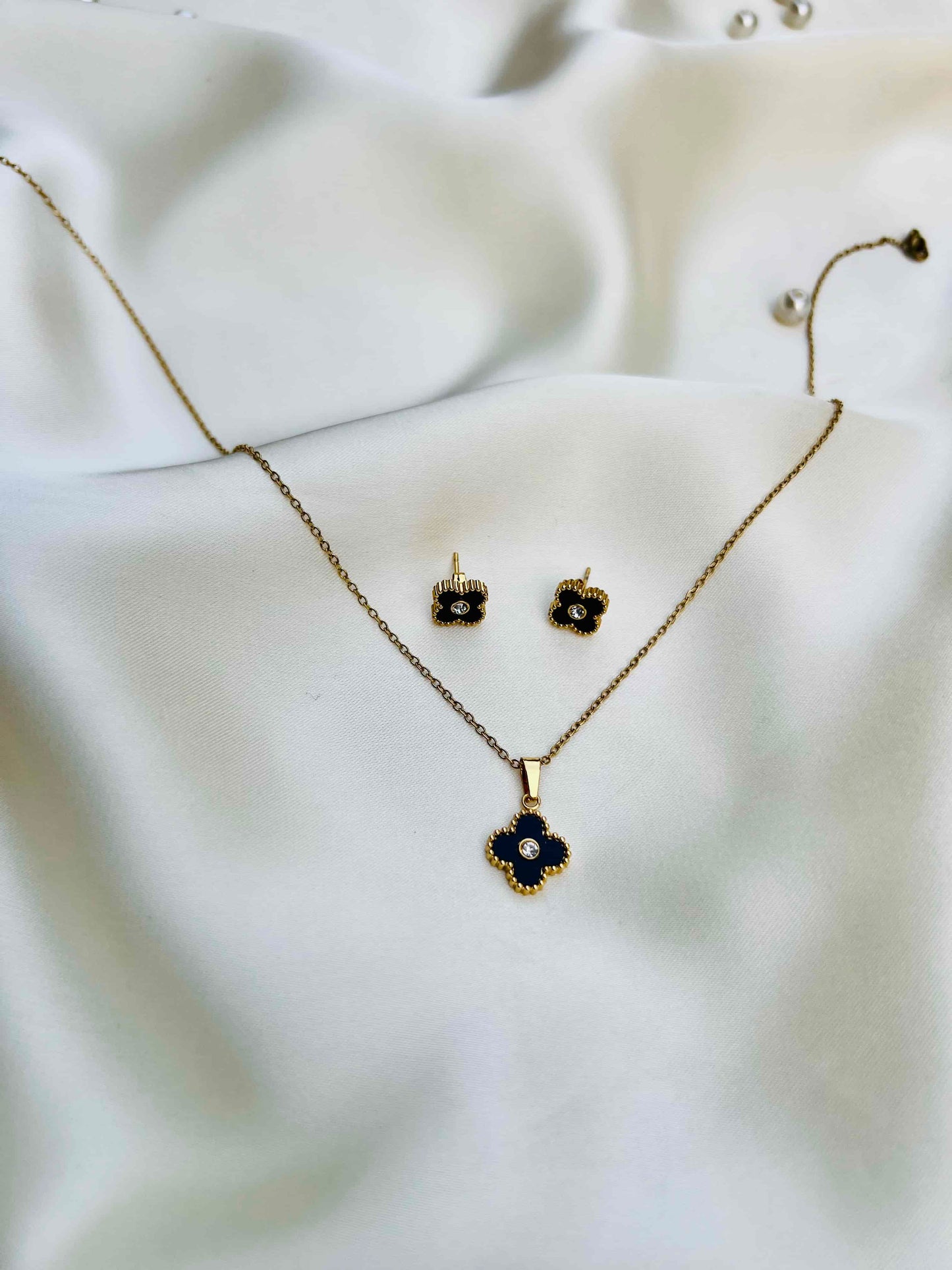 Elegant Clover Locket Set