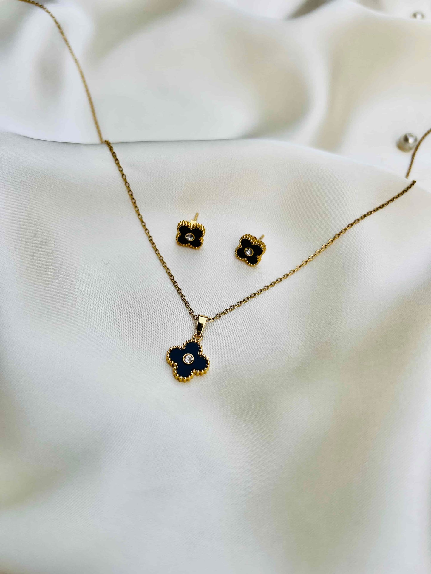Elegant Clover Locket Set