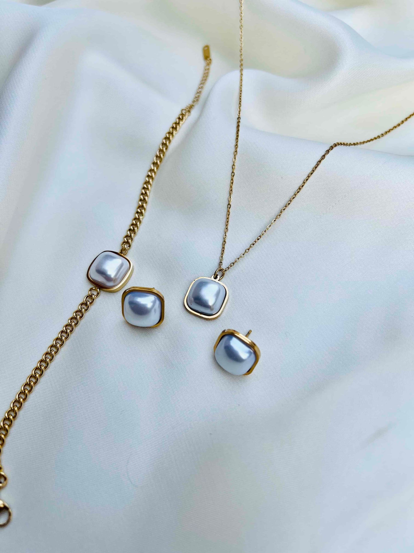 White Pearl Locket Set