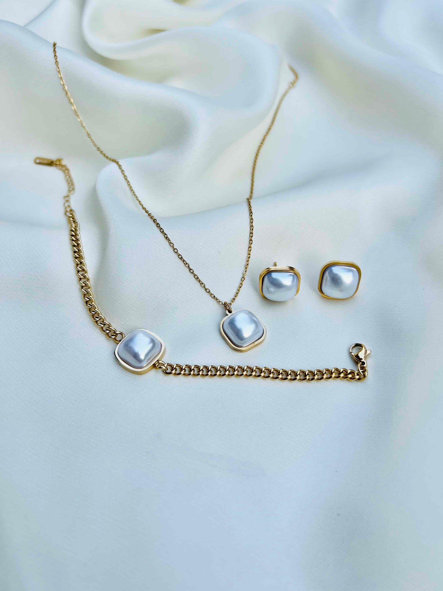White Pearl Locket Set