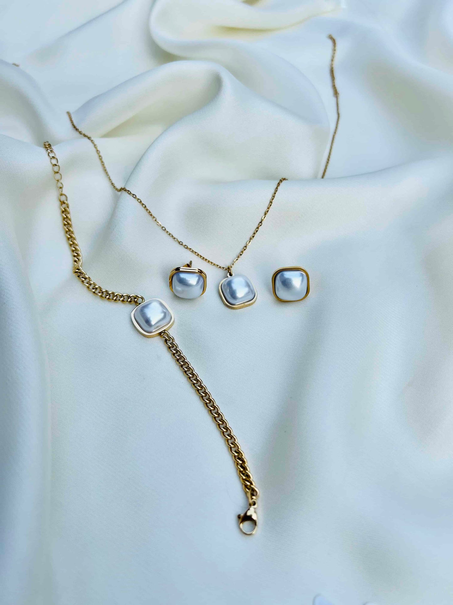 White Pearl Locket Set
