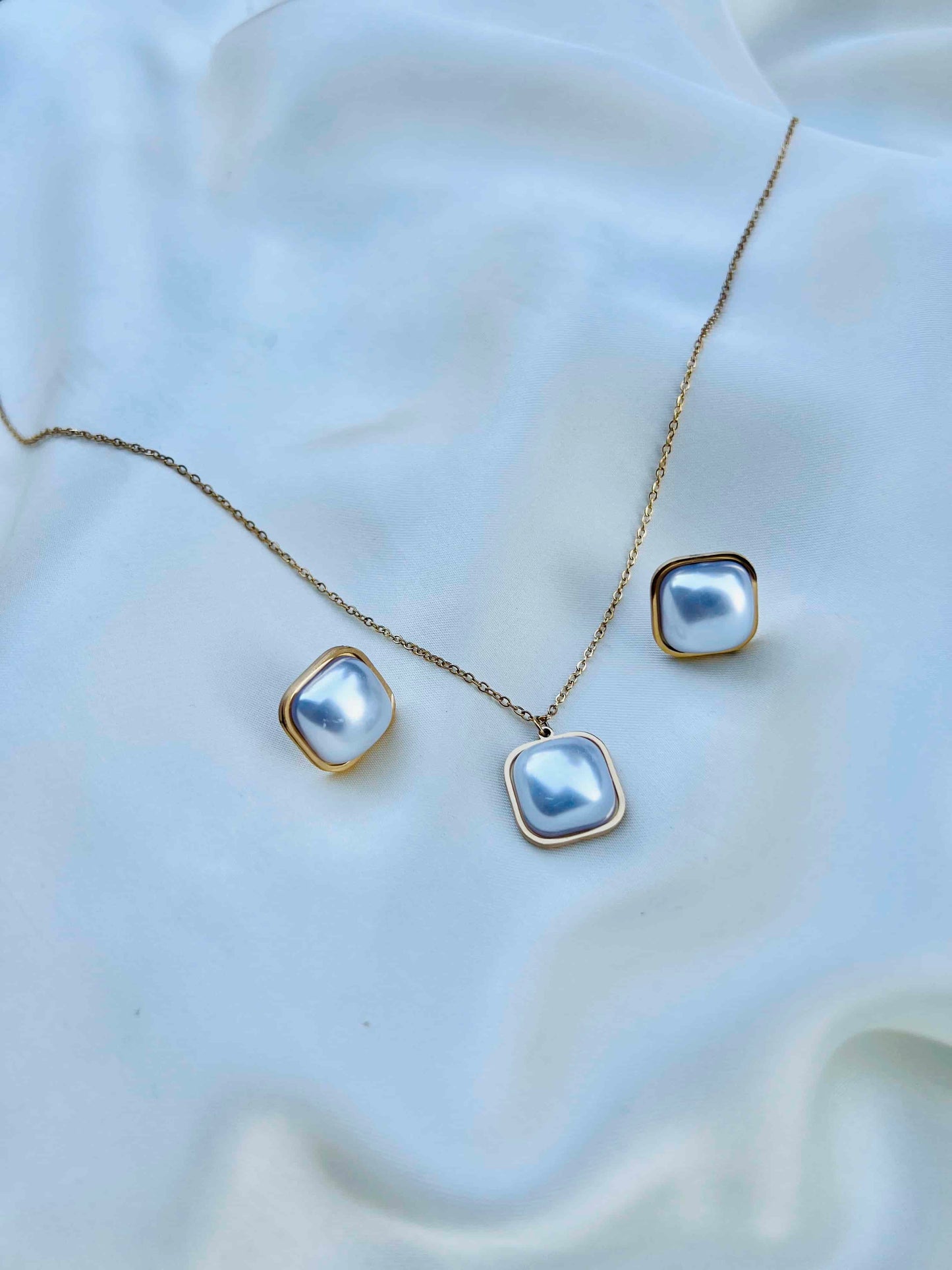 White Pearl Locket Set