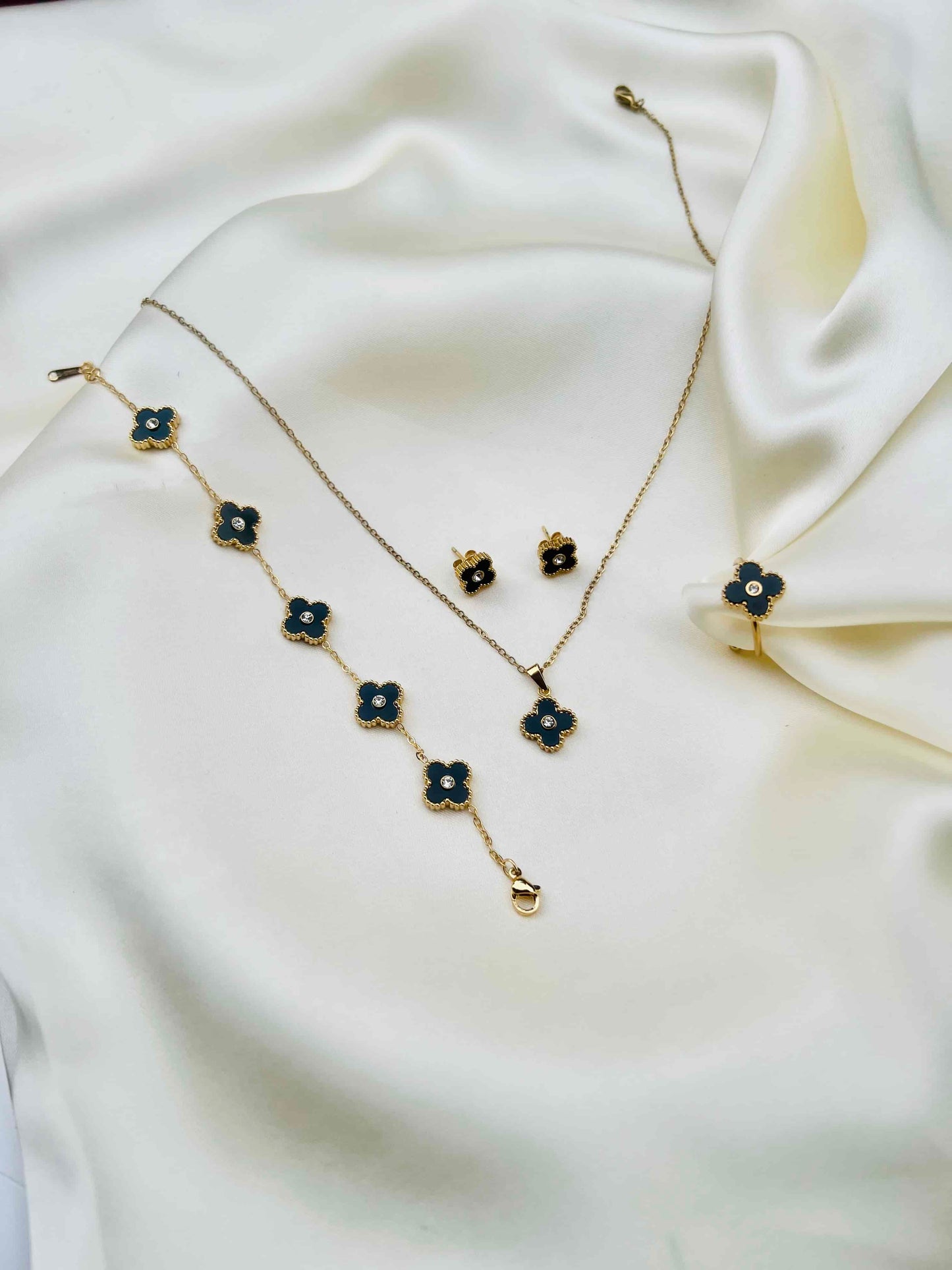 Trendy Stone Clover Locket Set