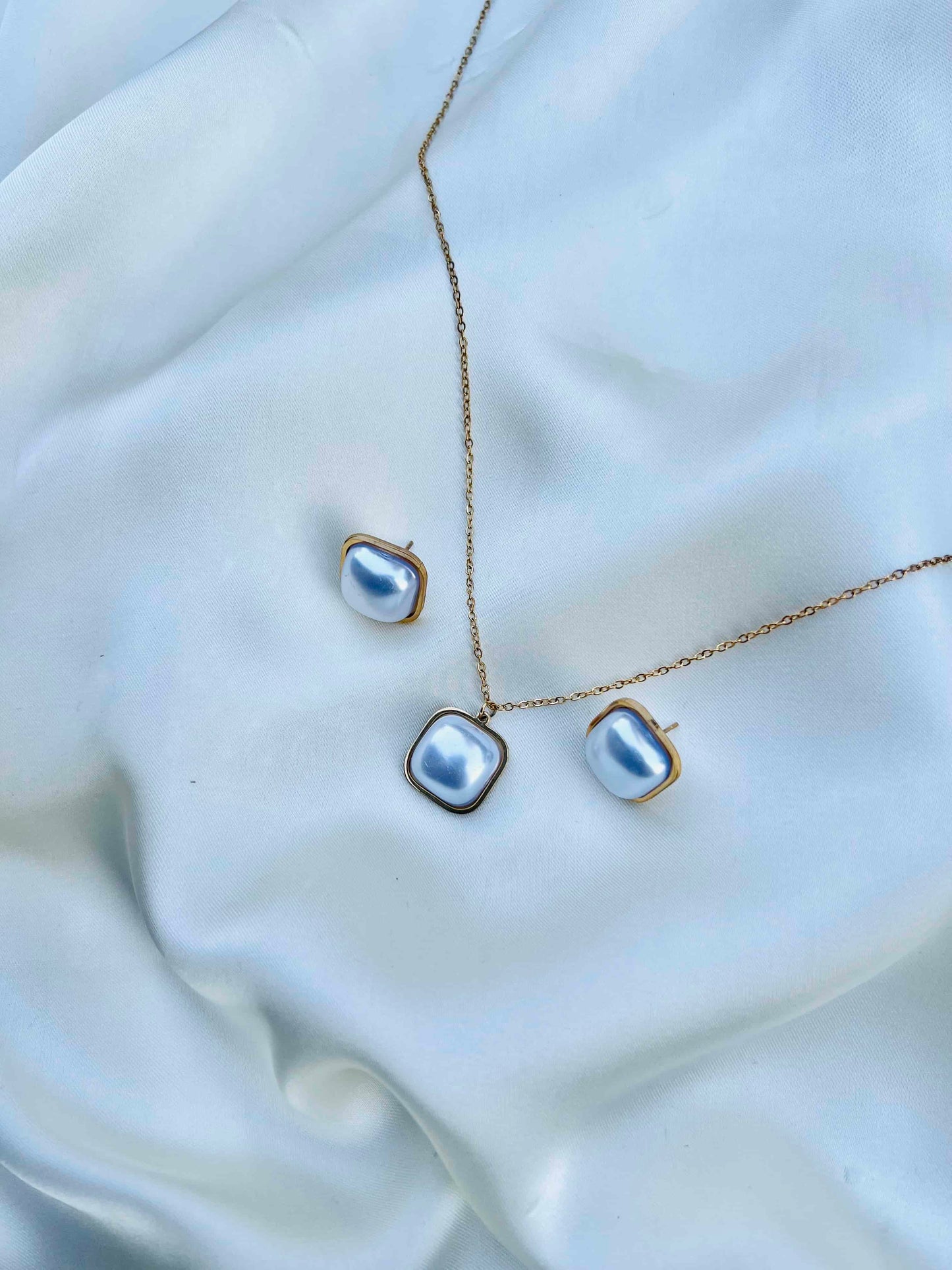 White Pearl Locket Set