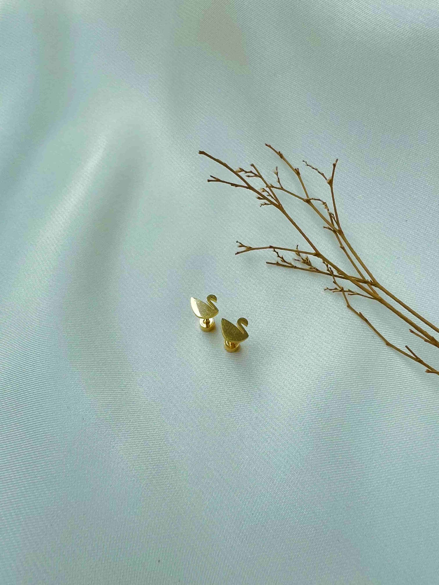 18k Gold Tiny Swan EarStud