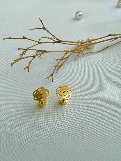 18k Gold Tiny Flower EarStud