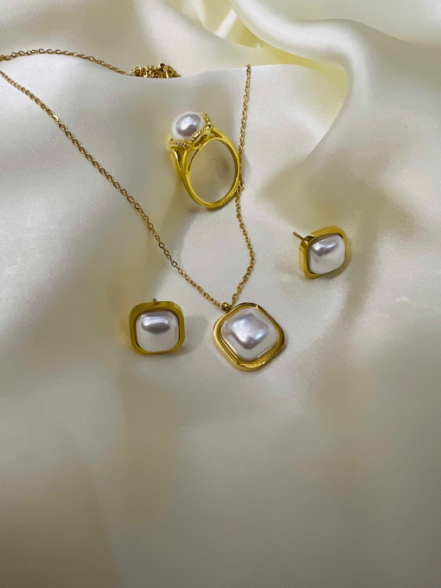 Pearl Stone Locket Set