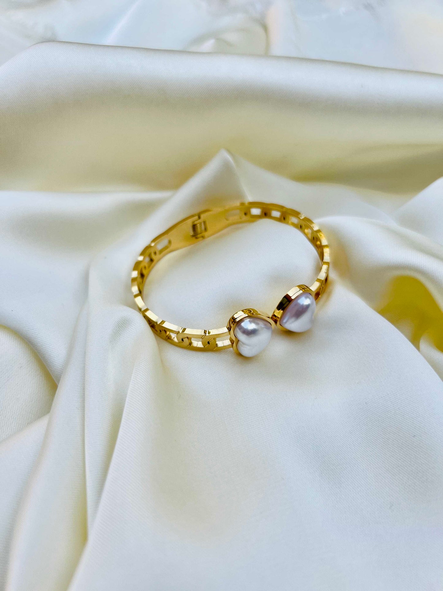 Pearl Heat Gold Bangle