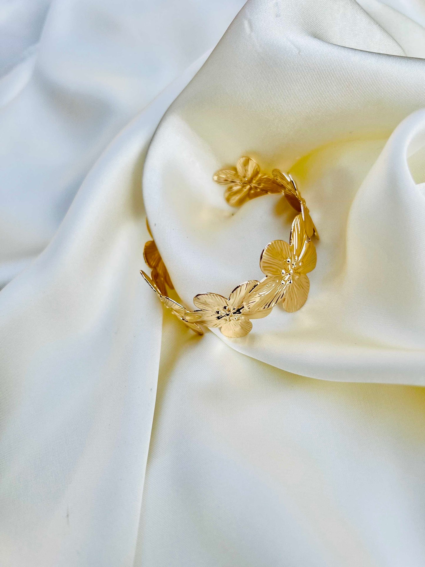 Elegant Flower Gold Bangle