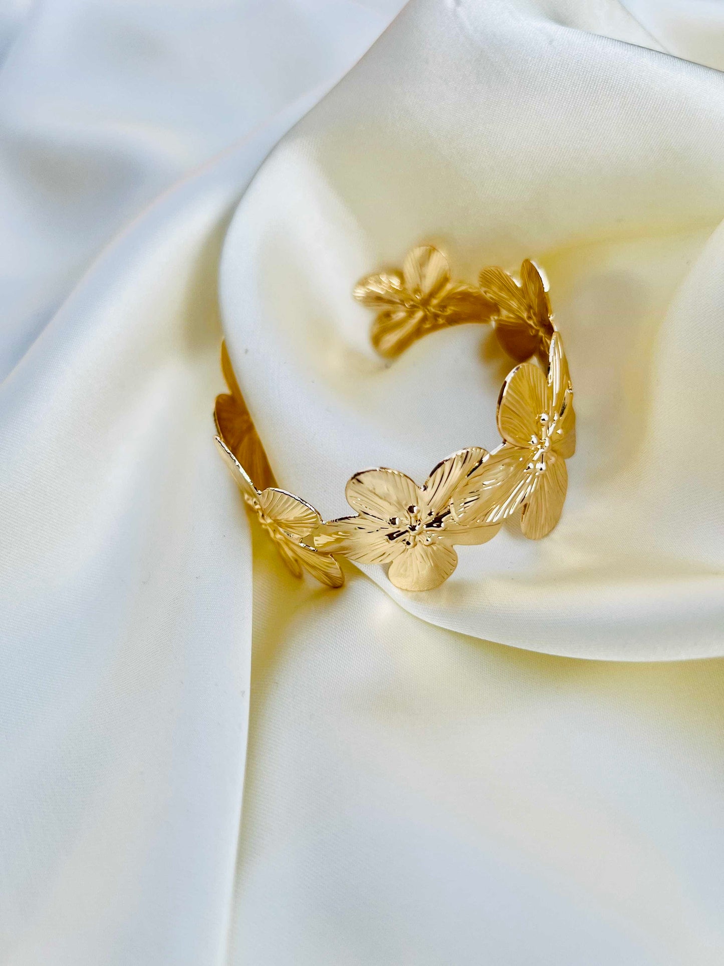 Elegant Flower Gold Bangle